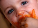 bébé mange
